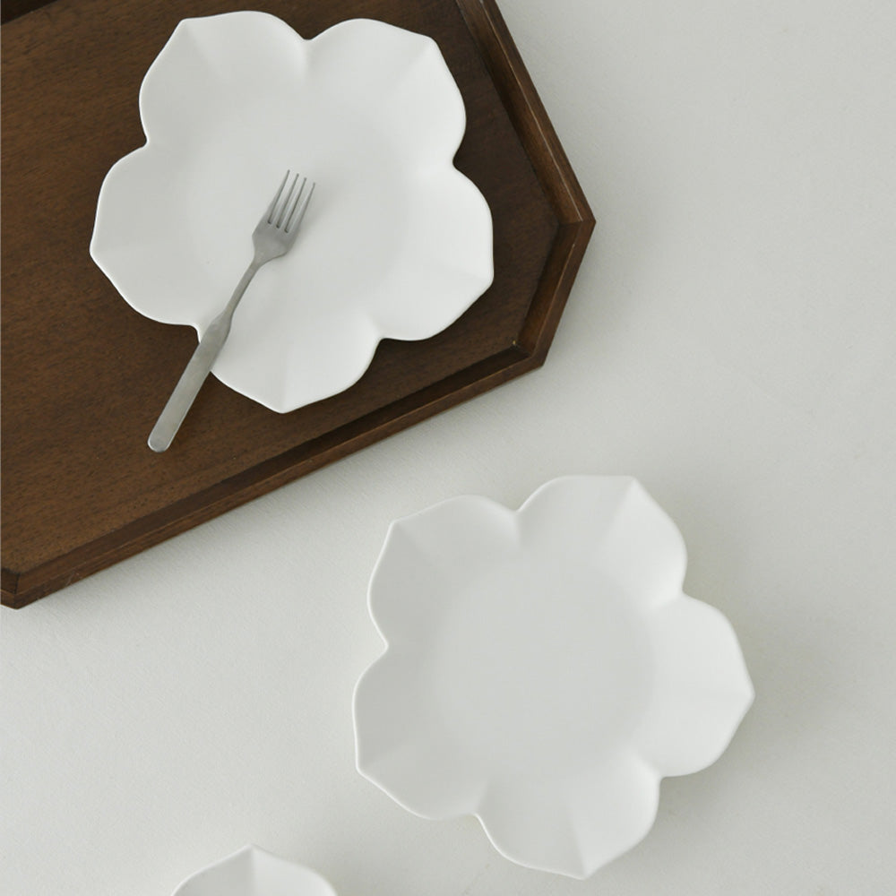 모이 플라워 접시 M – 유광 7인치 (Moi Glossy Flower Plate M – 7in)