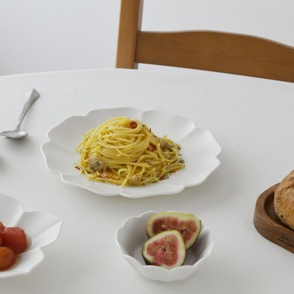 모이 플라워 접시 L – 유광 8.5인치 (Moi Glossy Flower Plate L – 8.5in)