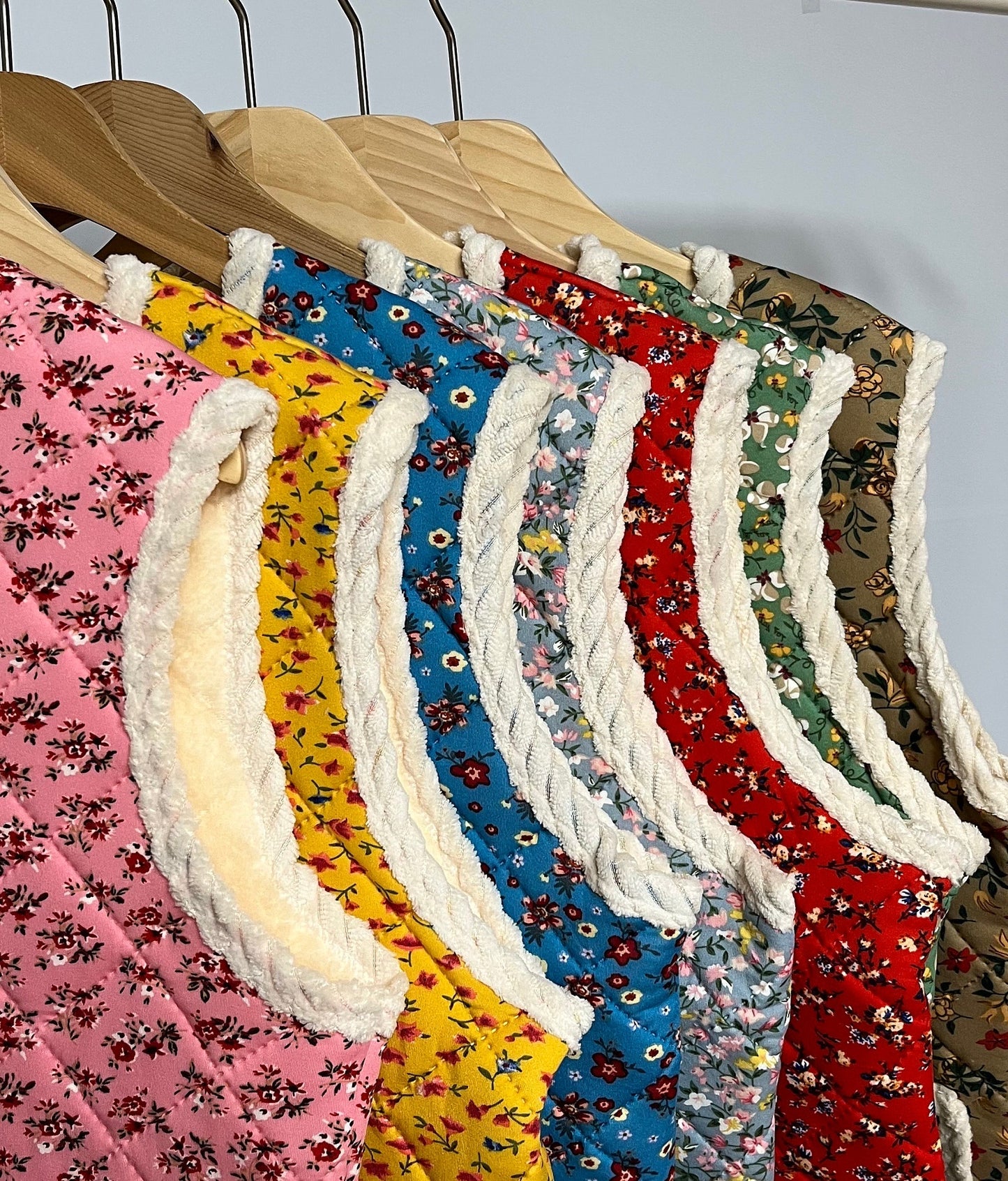 프리미엄 누빔 꽃 조끼 랜덤컬러발송