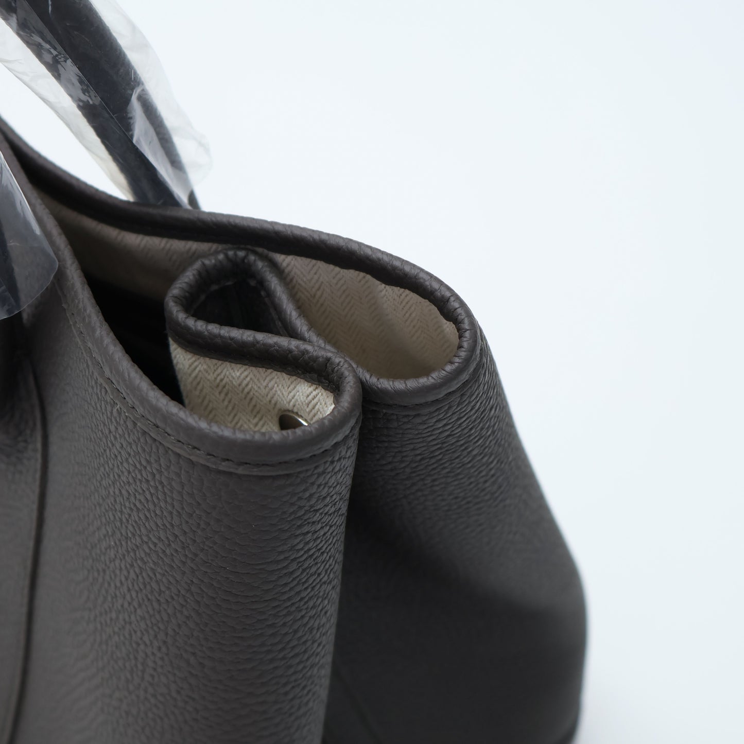 Structured Cowhide Leather Tote Bag30 | Minimalist Korean Style 클래식 가죽 가든 토트백 – 사이즈 30