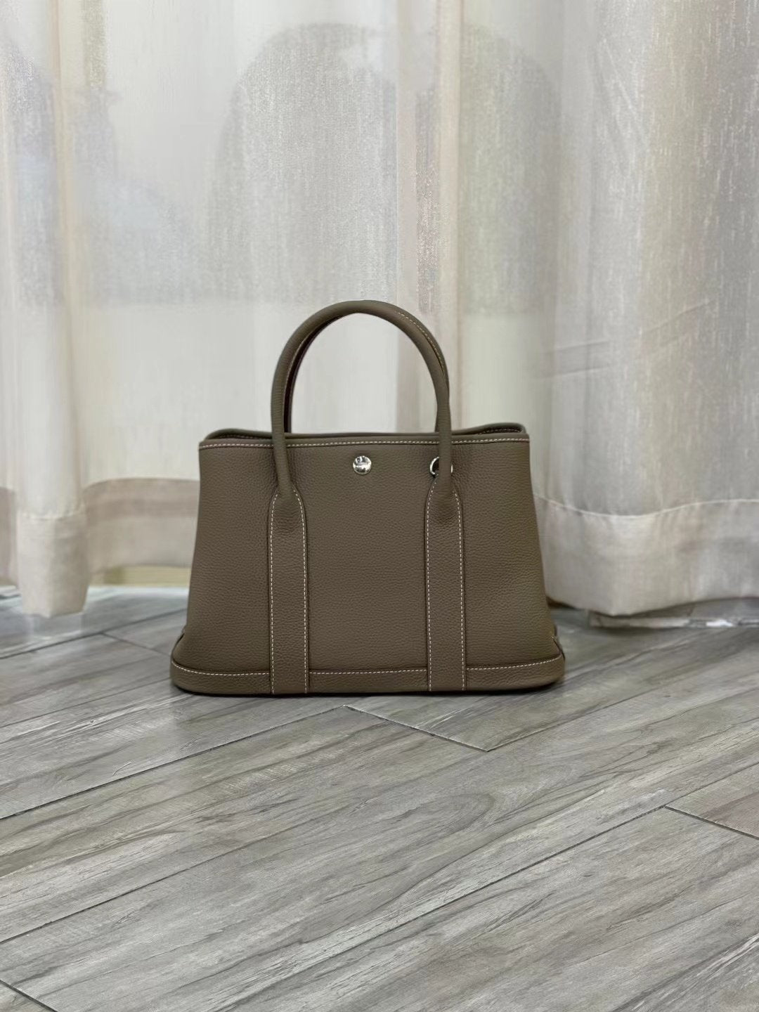 Structured Cowhide Leather Tote Bag30 | Minimalist Korean Style 클래식 가죽 가든 토트백 – 사이즈 30