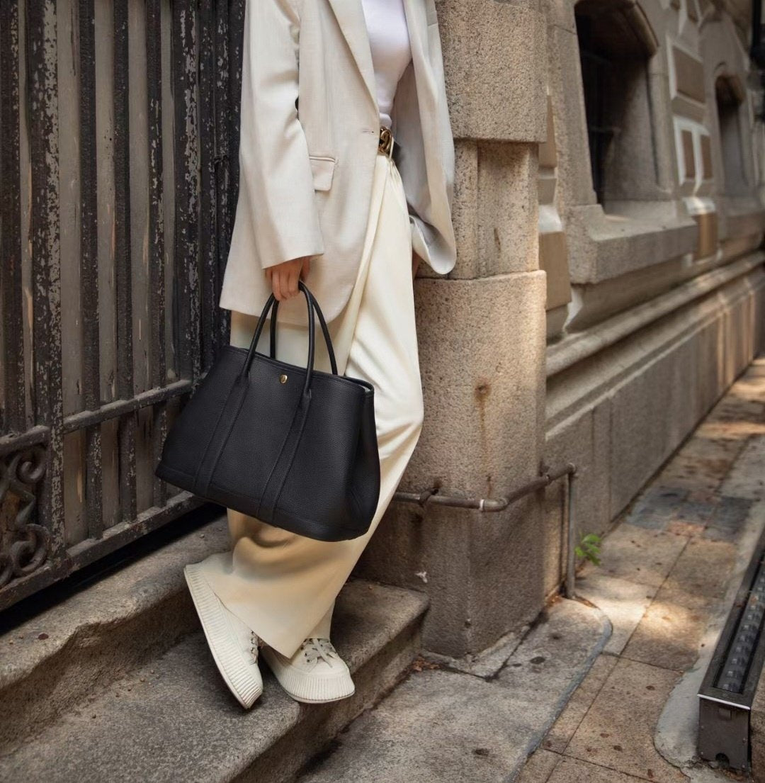 Structured Cowhide Leather Tote Bag30 | Minimalist Korean Style 클래식 가죽 가든 토트백 – 사이즈 30