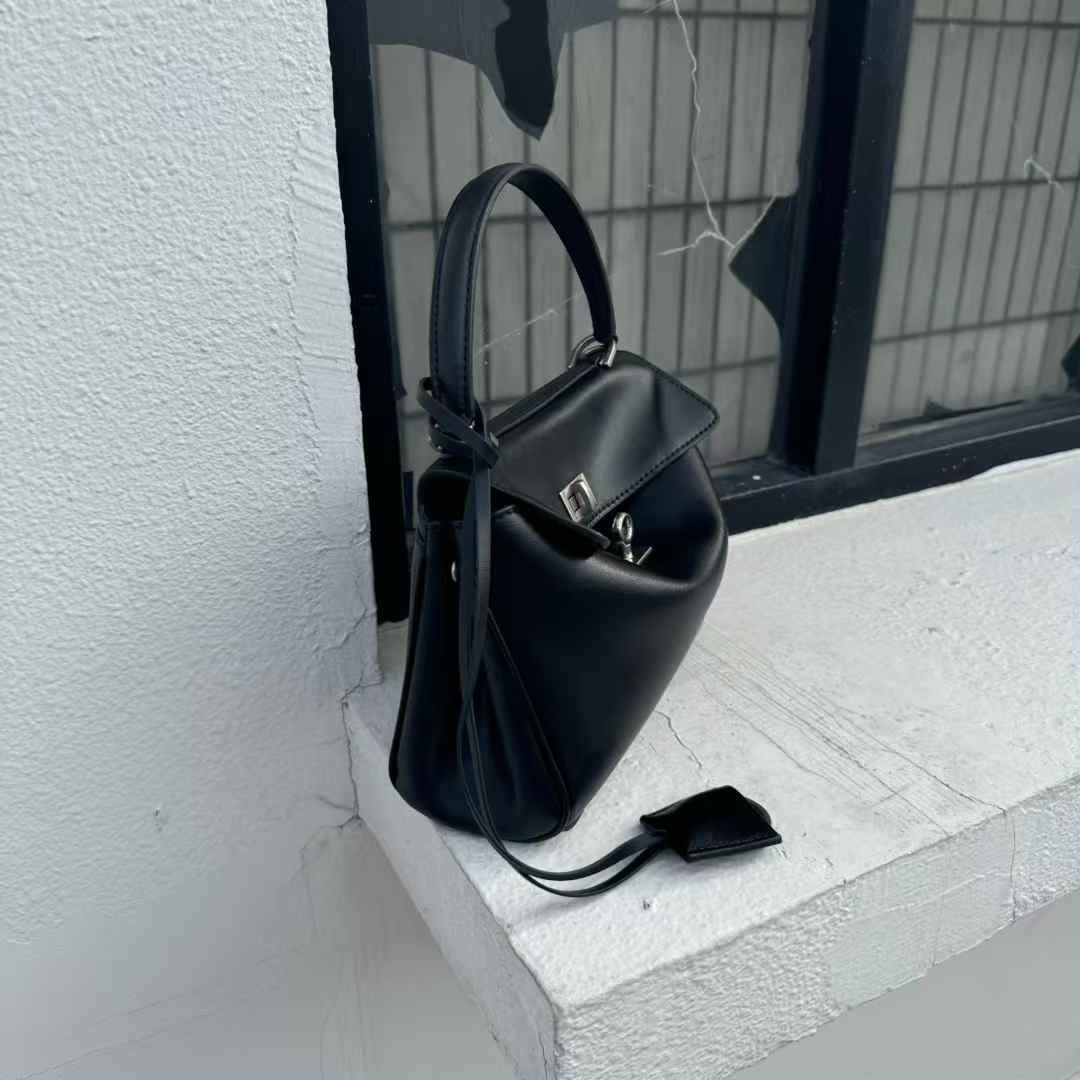 Genuine Leather Tote Bag – Minimalist, Elegant, and Practical