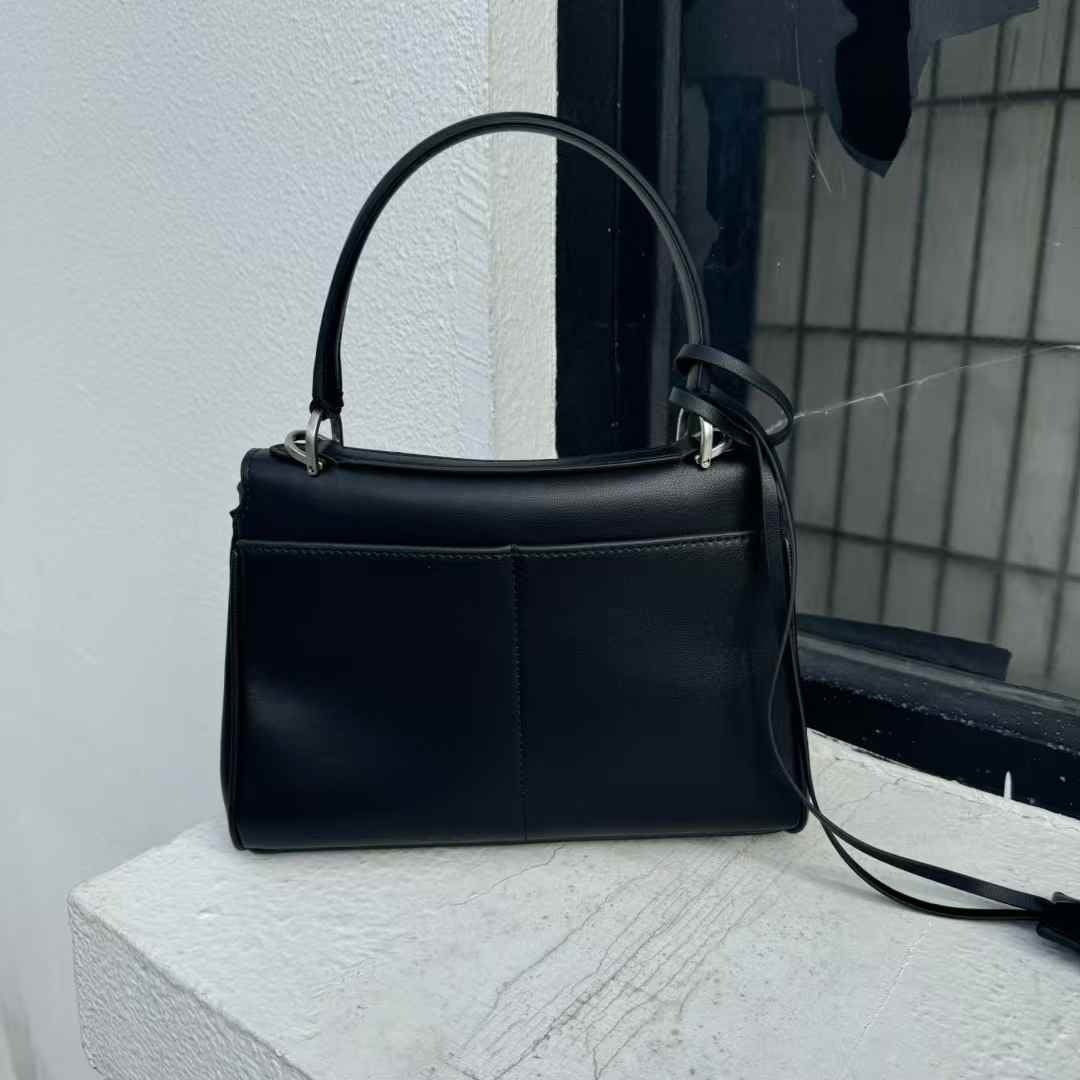 Genuine Leather Tote Bag – Minimalist, Elegant, and Practical