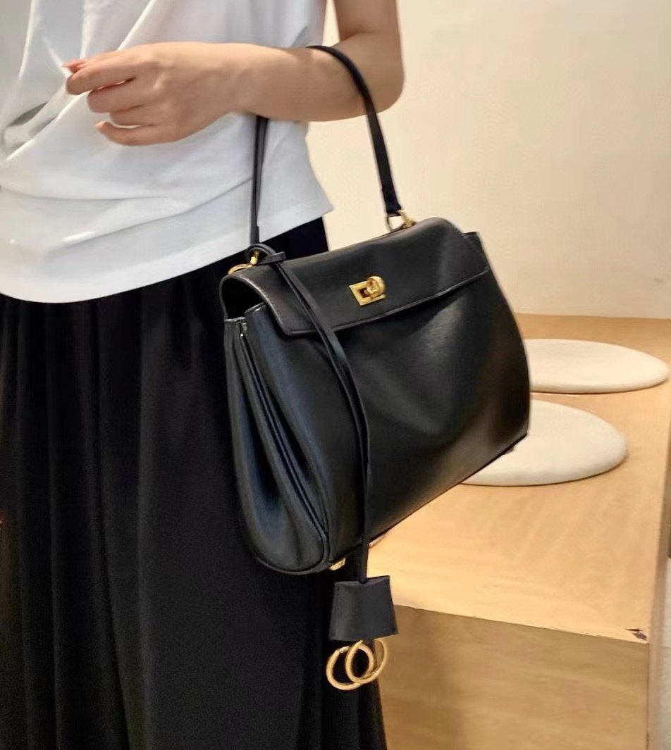 Genuine Leather Tote Bag – Minimalist, Elegant, and Practical