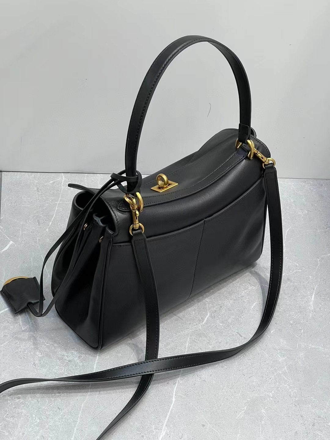 Genuine Leather Tote Bag – Minimalist, Elegant, and Practical