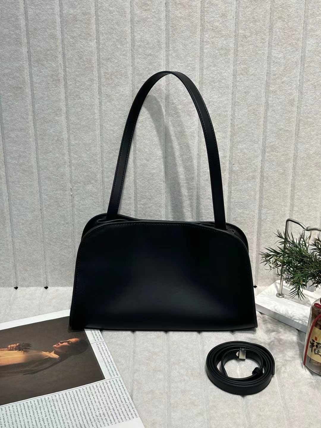 MARGOÉ Shoulder Bag / 마고에 숄더백
