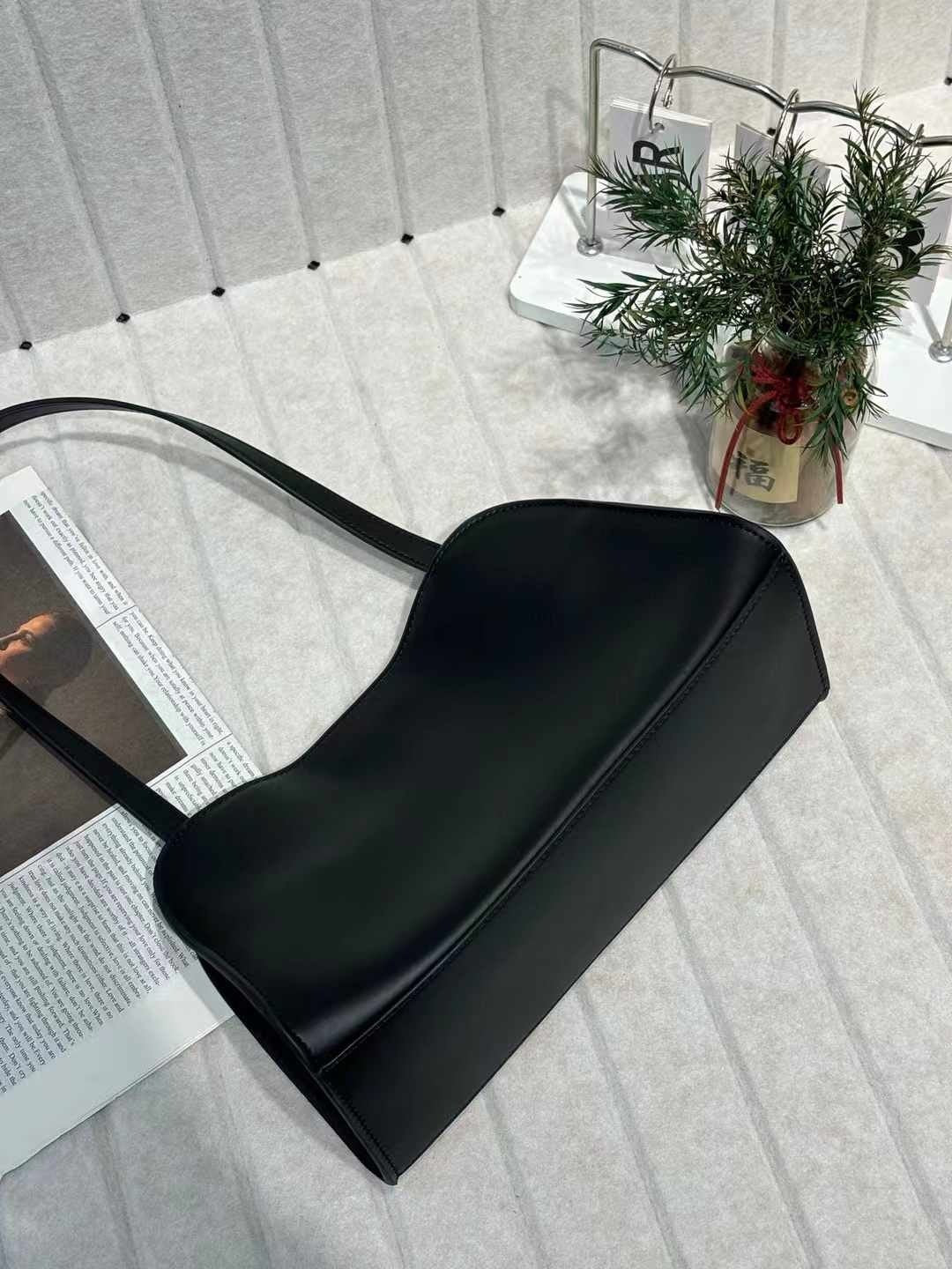 MARGOÉ Shoulder Bag / 마고에 숄더백