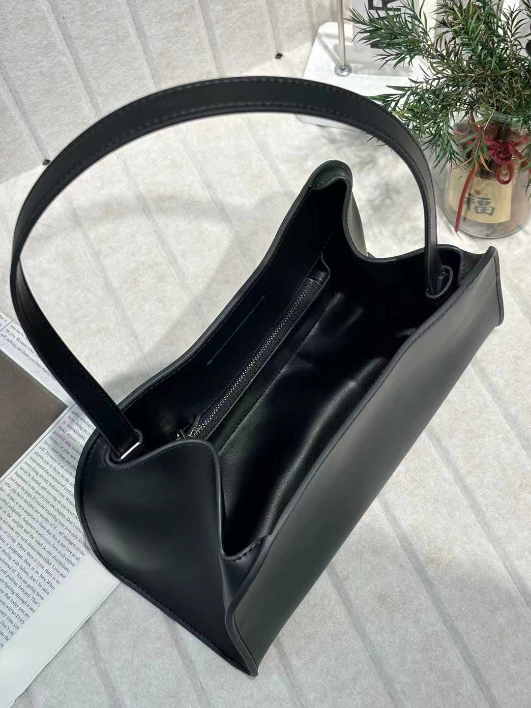 MARGOÉ Shoulder Bag / 마고에 숄더백